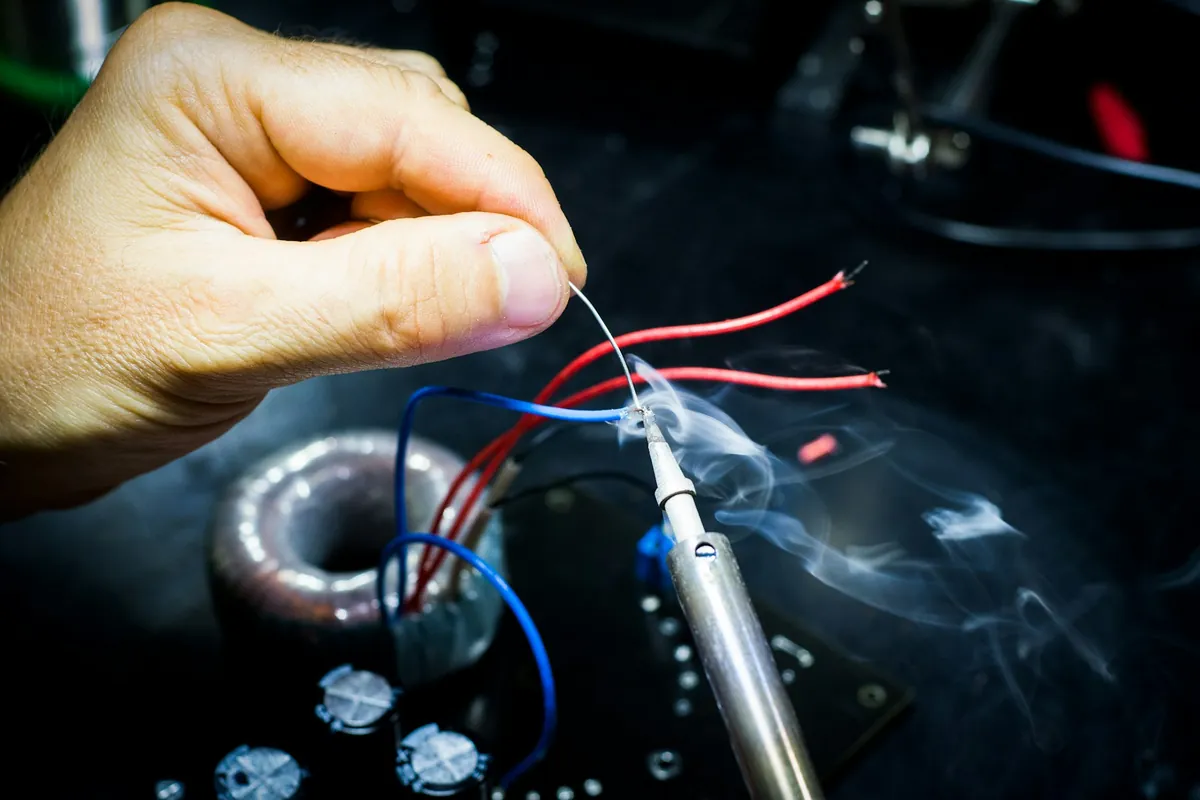 Lutowanie przewodów i elementów elektronicznych — zdjęcie ilustracyjne